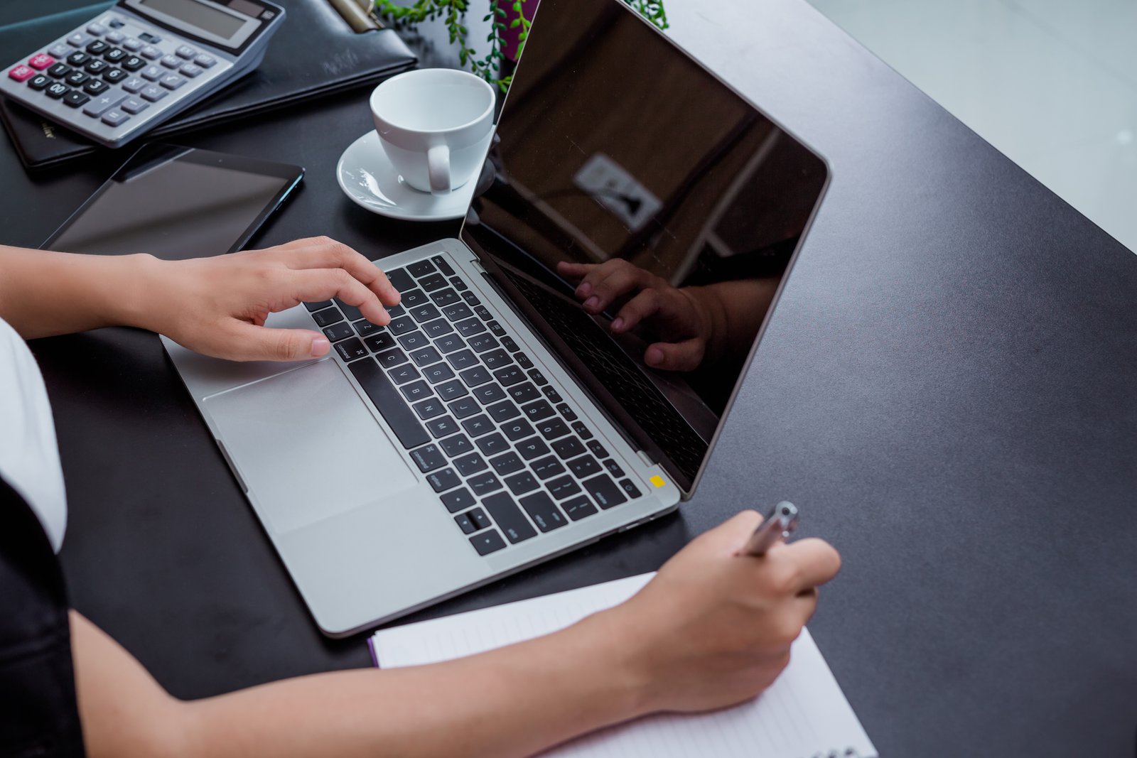 Dell XPS 13 vs. MacBook Neo: Which $700 Laptop Is Better?